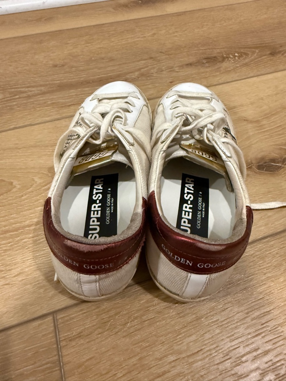 Golden Goose Super-Star Off-White Sneakers with Red Heel and Black Star - Picture 2 of 3
